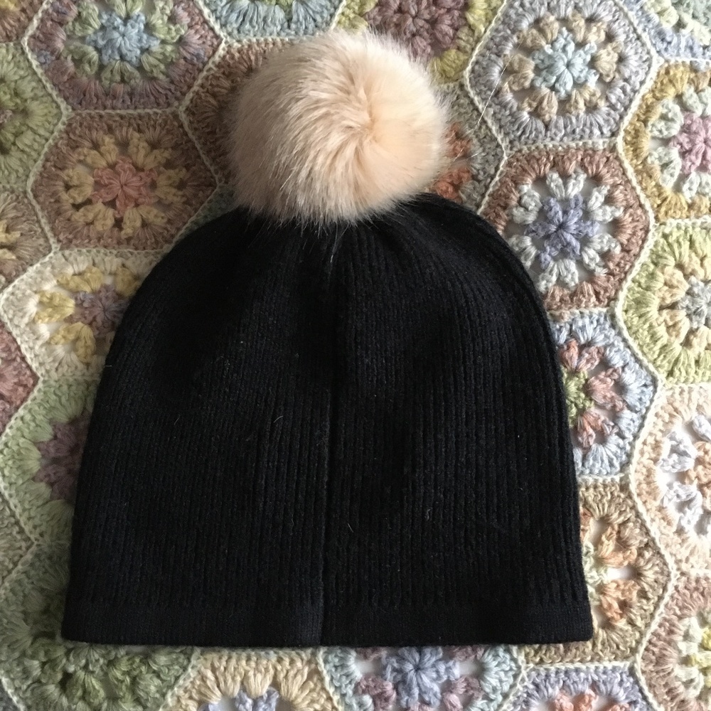 MAIN CHARACTER Aritzia Black Knit Hat Fox Pom Pom One Size